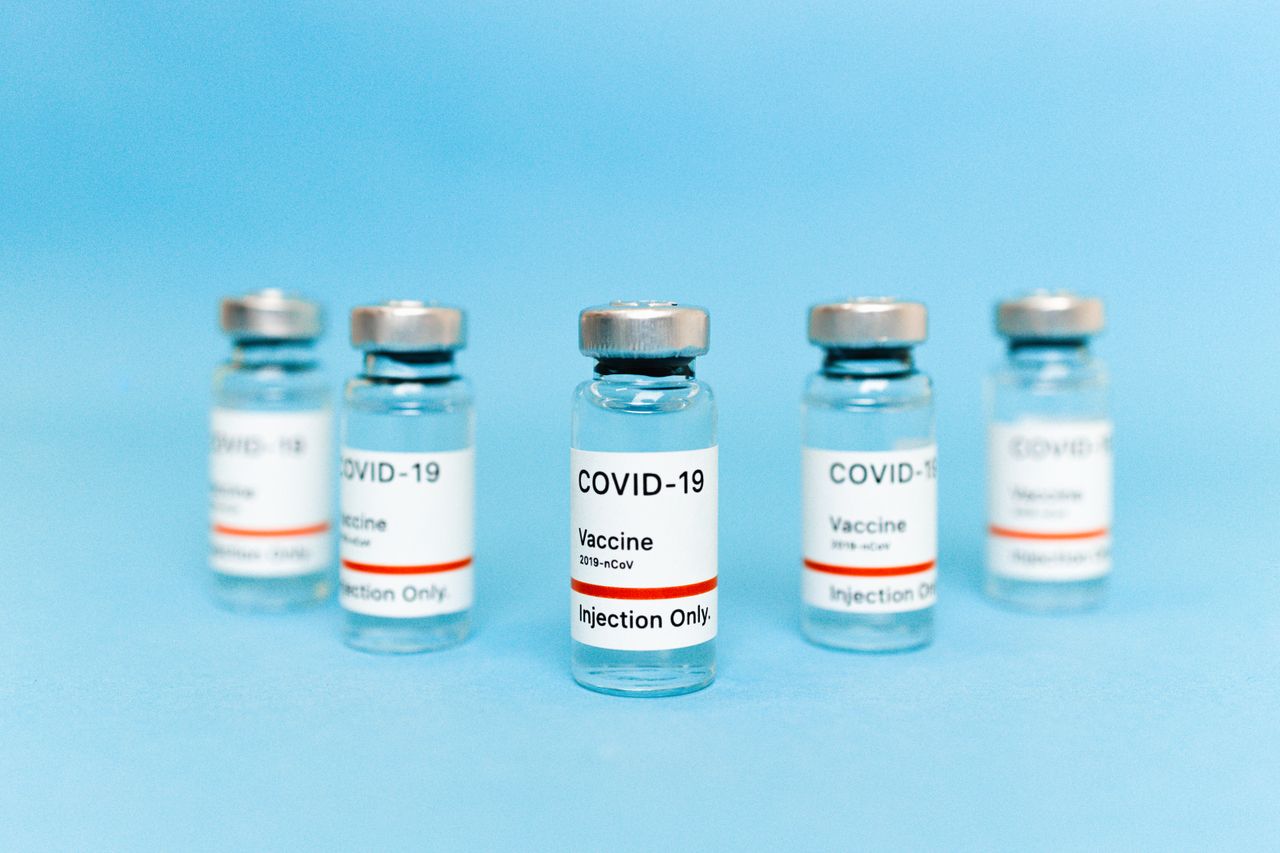 Stap 1: de hypothalamus geeft GnRH af in pulsen